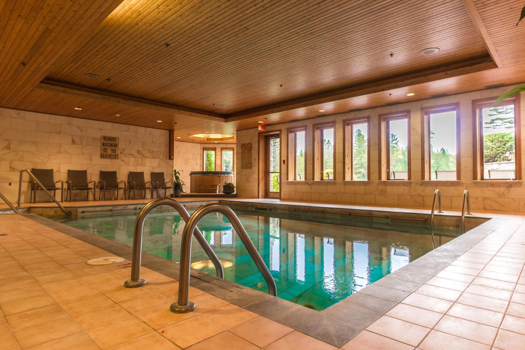 Hotel Et Centre De Villegiature Lac Carling Grenville-Sur-La-Rouge エクステリア 写真